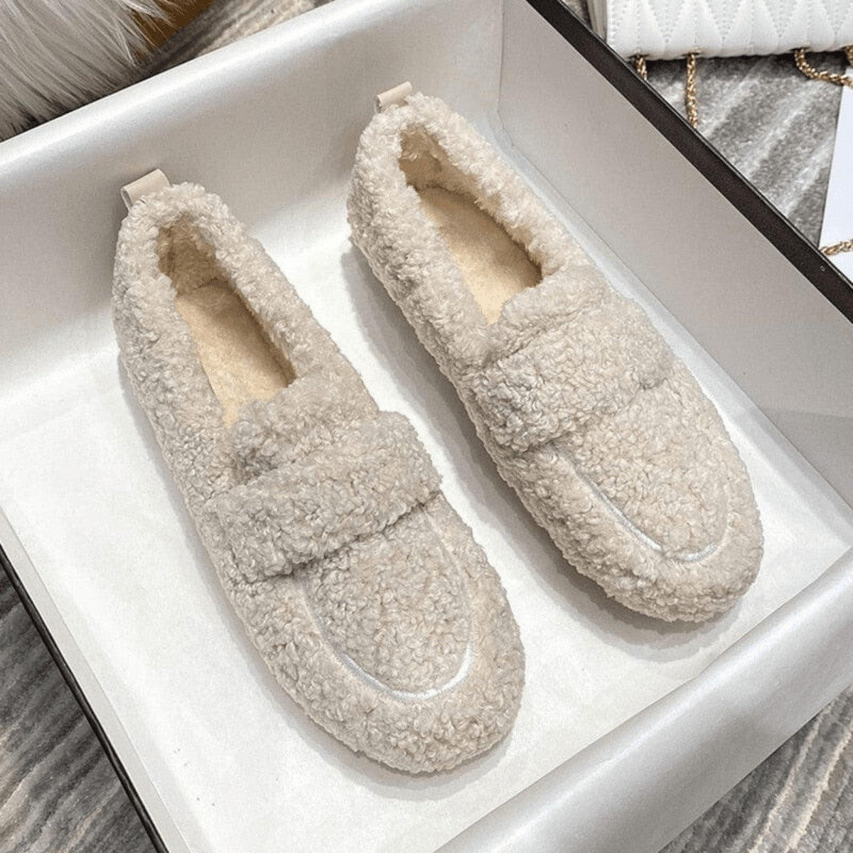 Teddyplüsch-Hausschuhe im Loafer-Schnitt mit warmem Plüschfutter und rutschfester Gummisohle in Beige