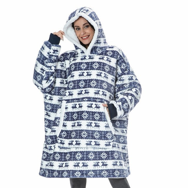 Übergroße Hoodie-Decke aus Fleece mit Sherpa-Futter, großer Kapuze und Kängurutasche in Blau mit Hirschmotiv