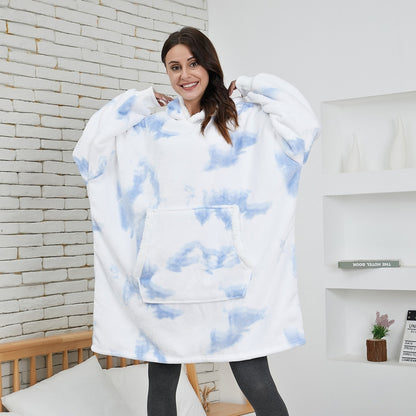 Übergroße Hoodie-Decke aus Fleece mit Sherpa-Futter, großer Kapuze und Kängurutasche in Batik Weiß-Blau