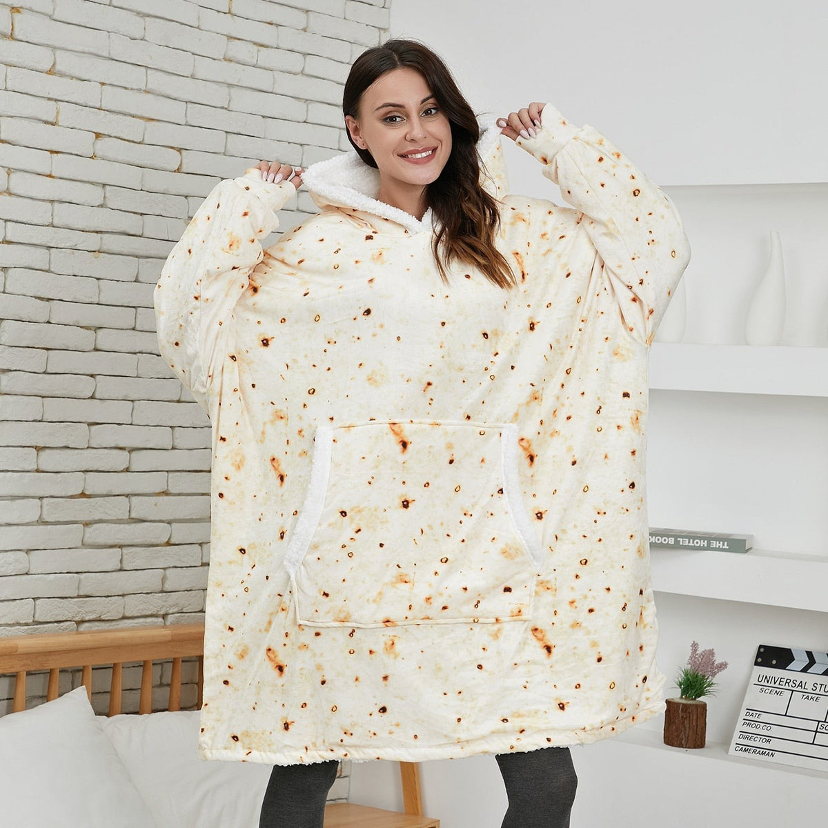 Übergroße Hoodie-Decke aus Fleece mit Sherpa-Futter, großer Kapuze und Kängurutasche in Pfannkuchenmuster