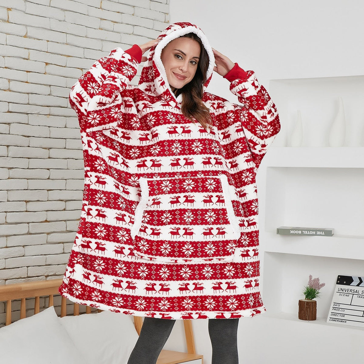 Übergroße Hoodie-Decke aus Fleece mit Sherpa-Futter, großer Kapuze und Kängurutasche in Rot mit Hirschmotiv