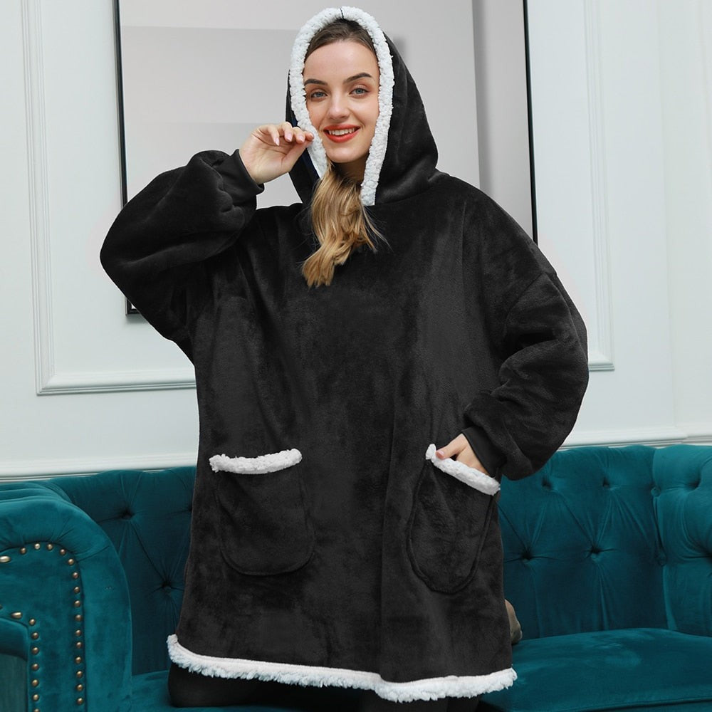 Übergroße Hoodie-Decke aus Fleece mit Sherpa-Futter, großer Kapuze und Kängurutasche in Schwarz
