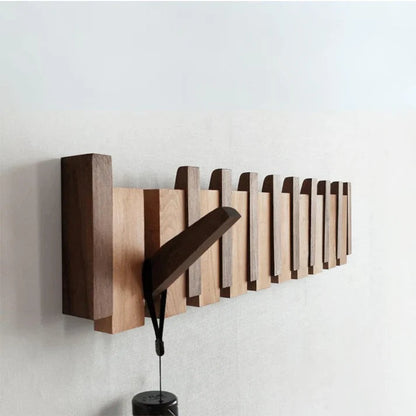 Wandgarderobe aus Massivholz im Klaviertasten-Design mit ausklappbaren Haken, Ansicht 2
