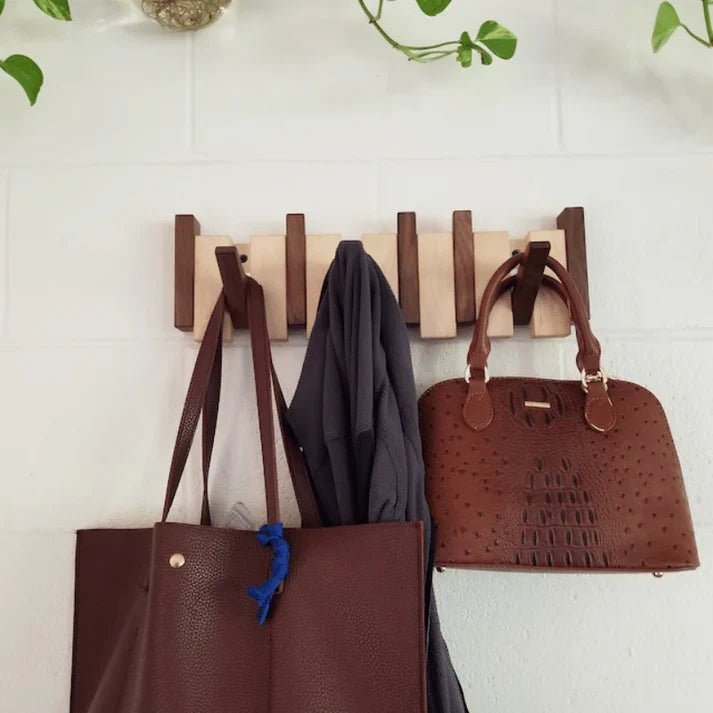 Wandgarderobe aus Massivholz im Klaviertasten-Design mit ausklappbaren Haken, Ansicht 4