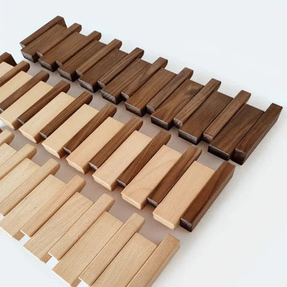 Wandgarderobe aus Massivholz im Klaviertasten-Design mit ausklappbaren Haken, Ansicht 6