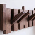 Wandgarderobe aus Massivholz im Klaviertasten-Design mit ausklappbaren Haken