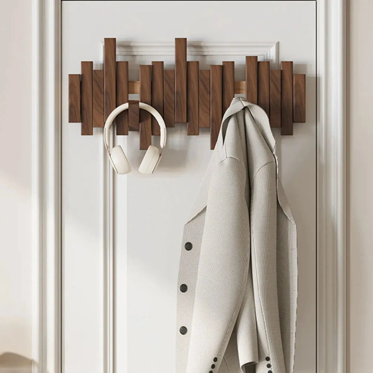 Wandgarderobe aus Massivholz im Klaviertasten-Design mit klappbaren Haken, Ansicht 3