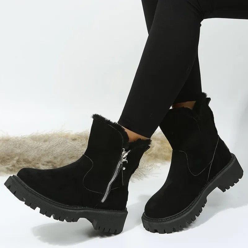 Warme Damen-Winterstiefeletten in Veloursoptik mit Kunstfellrand, Seitenreißverschluss und Profilsohle in Schwarz