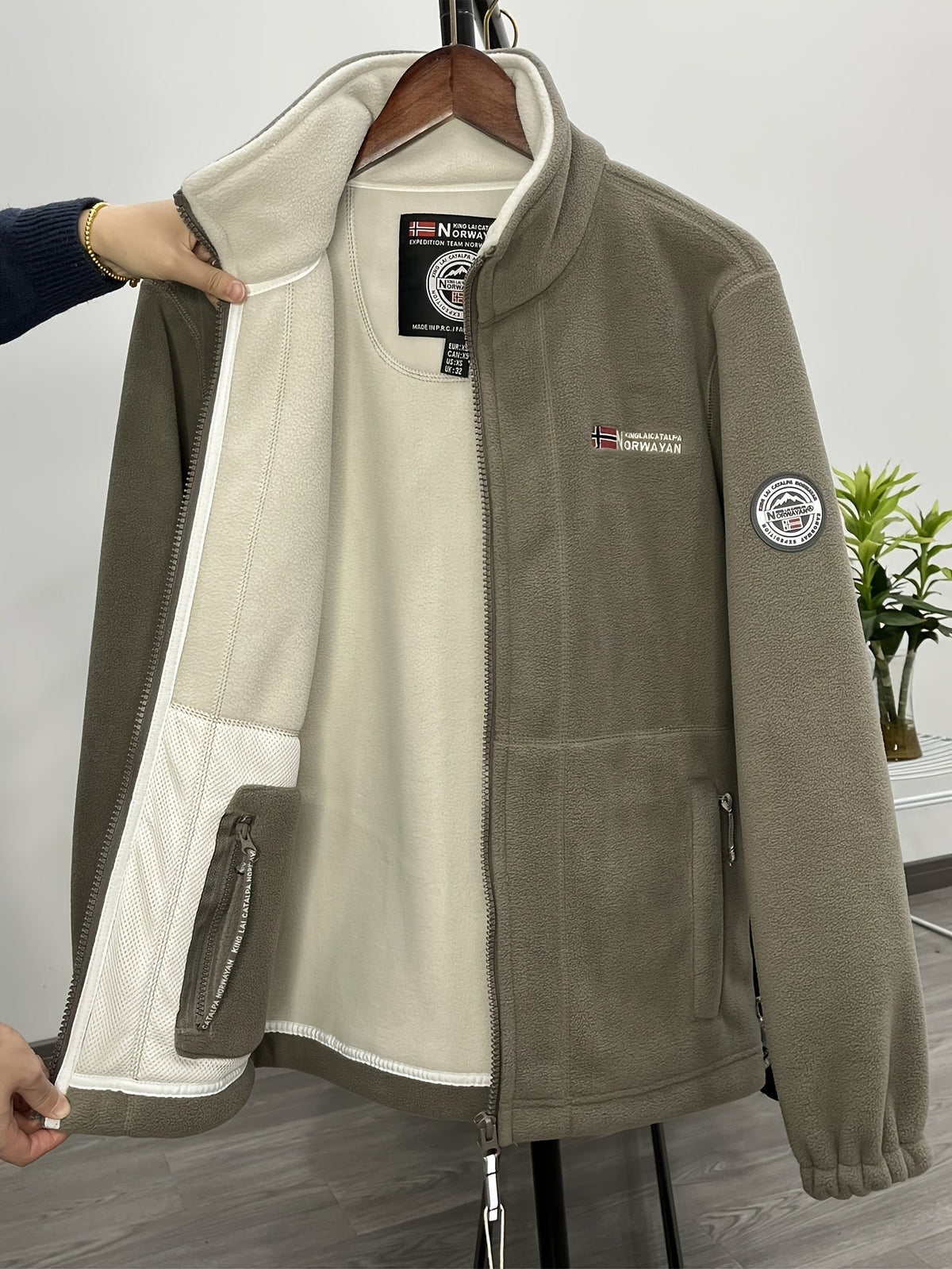 Warme Fleecejacke für Herren mit Stehkragen, Reißverschlusstaschen und Fleecefutter, Ansicht 12