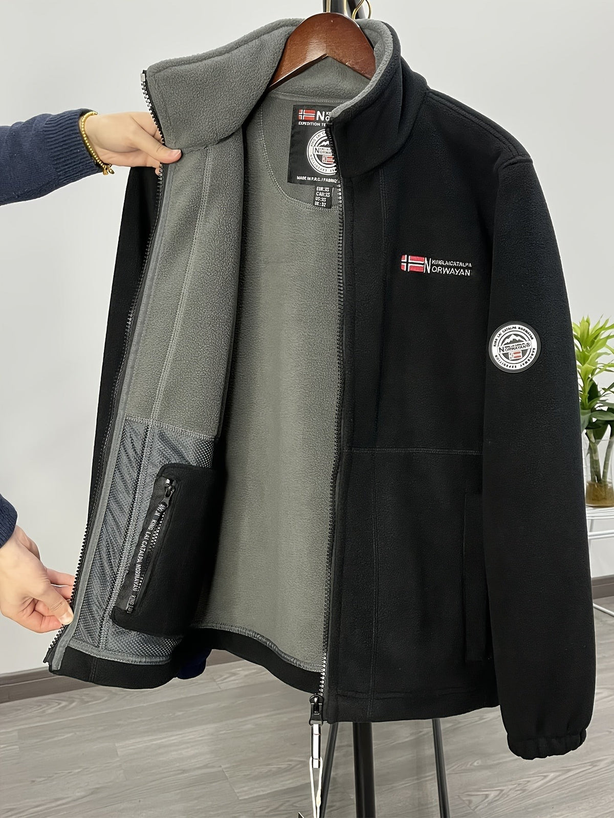 Warme Fleecejacke für Herren mit Stehkragen, Reißverschlusstaschen und Fleecefutter, Ansicht 19
