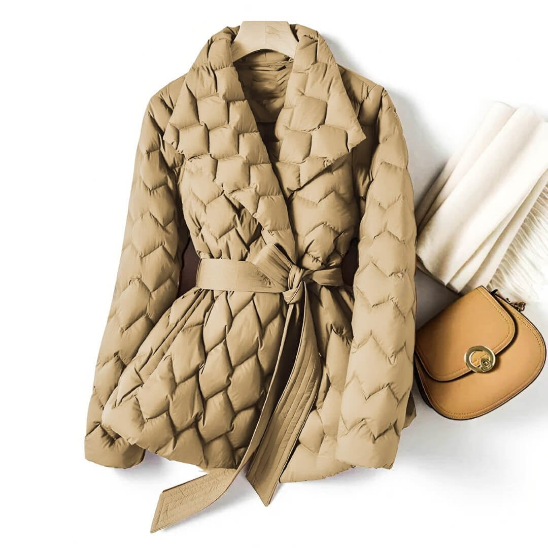 Wasserabweisende Damen-Daunenjacke mit Rautensteppung, Reverskragen und Bindegürtel in Sandbeige