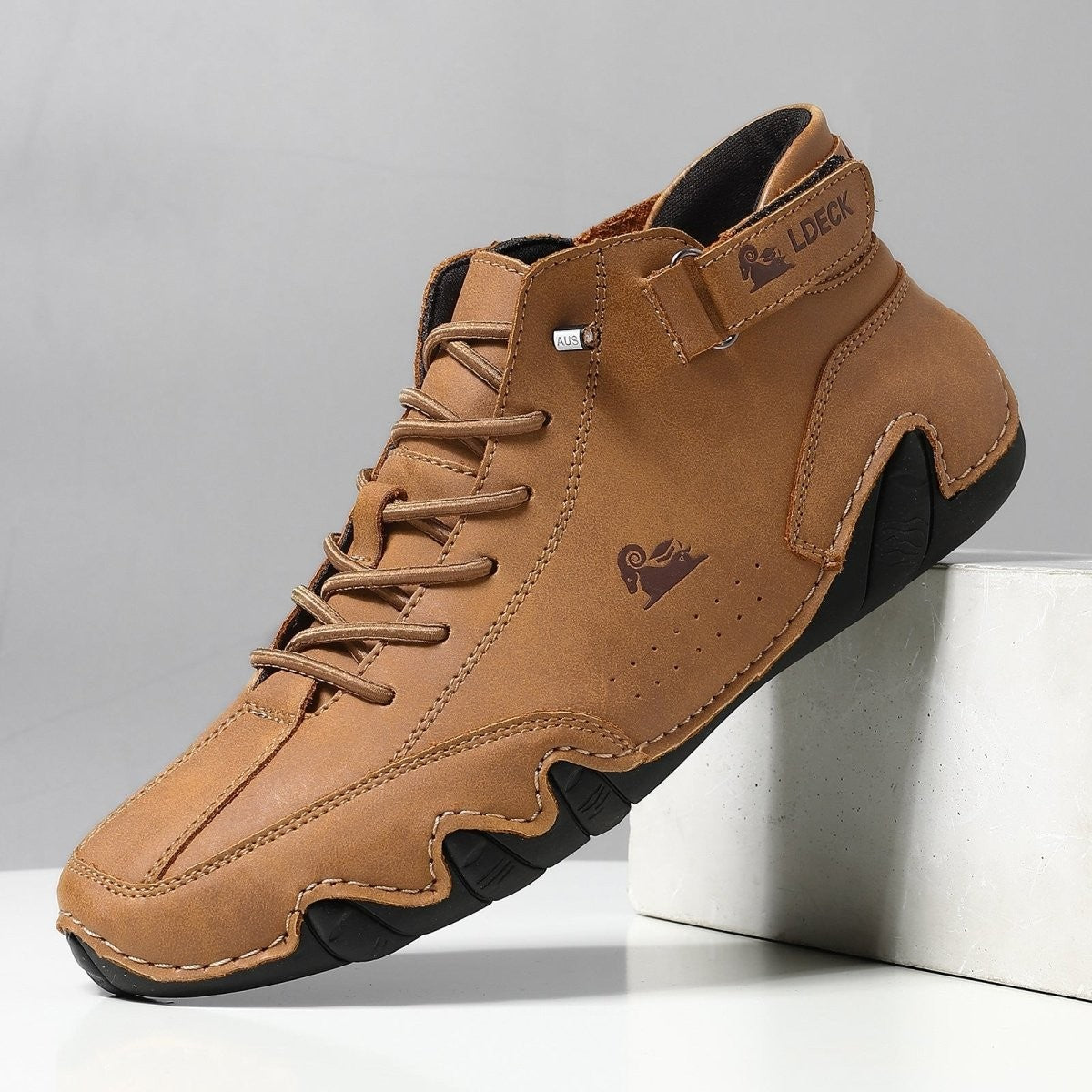 Wasserabweisende Freizeitschuhe aus Leder mit Klettriemen, Belüftungskanälen und rutschfester Gummisohle in Braun