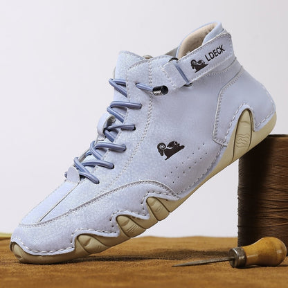 Wasserabweisende Freizeitschuhe aus Leder mit Klettriemen, Belüftungskanälen und rutschfester Gummisohle in Hellblau