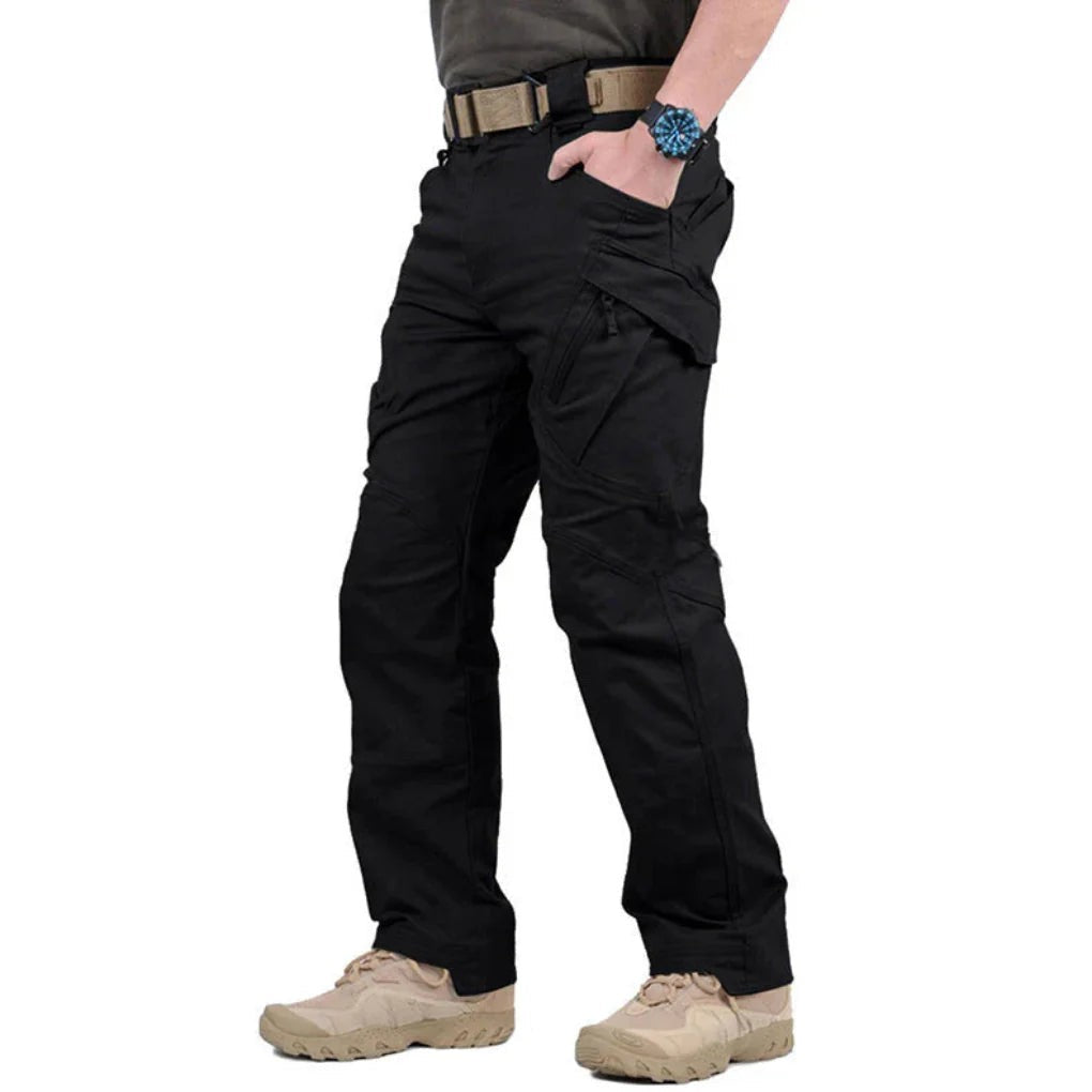 Wasserabweisende Herren-Outdoorhose mit versiegelten Nähten und Cargotaschen zum Wandern in Schwarz