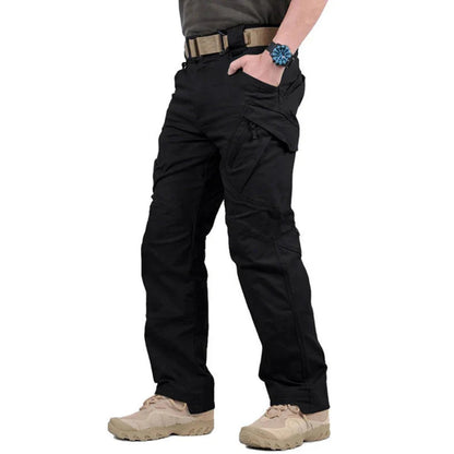 Wasserabweisende Herren-Outdoorhose mit versiegelten Nähten und Cargotaschen zum Wandern in Schwarz