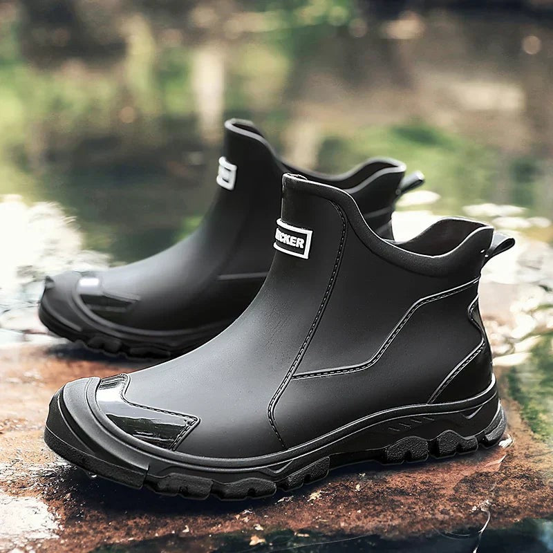 Wasserdichte Herren-Stiefel mit Warmfutter, Profilsohle und Schlupfform für Regen und Kälte in Stealth-Schwarz