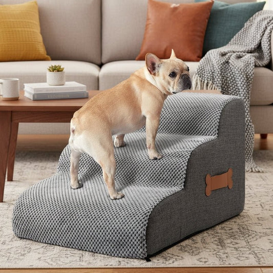 Graue weiche Hundetreppe mit drei Stufen vor dem Sofa