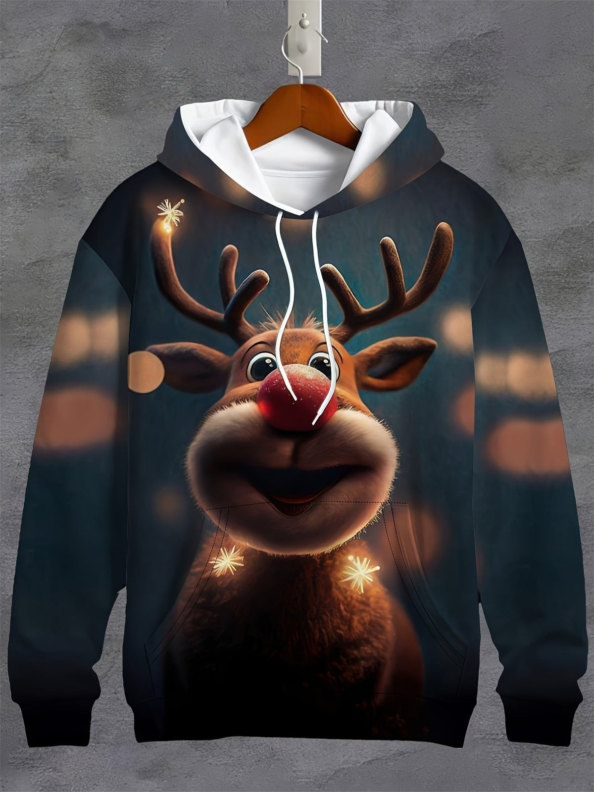 Dunkler Hoodie mit Rentier-Motiv und roter Nase auf einem Bügel