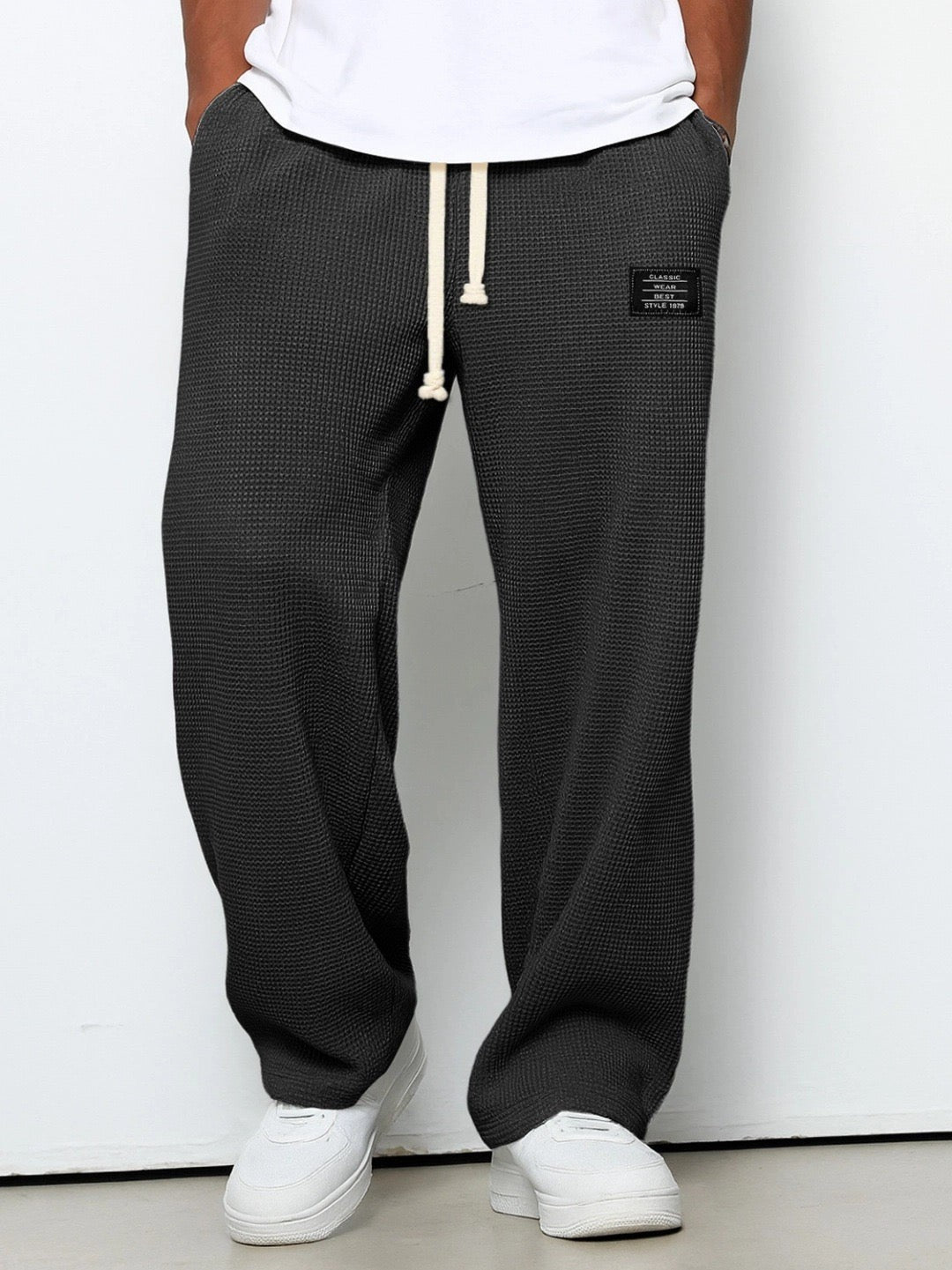 Weite Herren-Hose in Waffelstruktur mit Kordelzug und tiefen Taschen in Schwarz