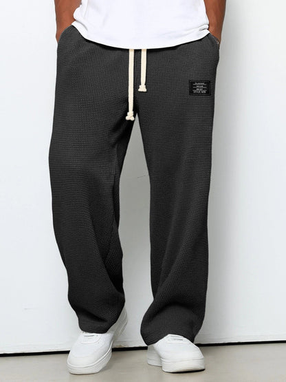 Weite Herren-Hose in Waffelstruktur mit Kordelzug und tiefen Taschen in Schwarz
