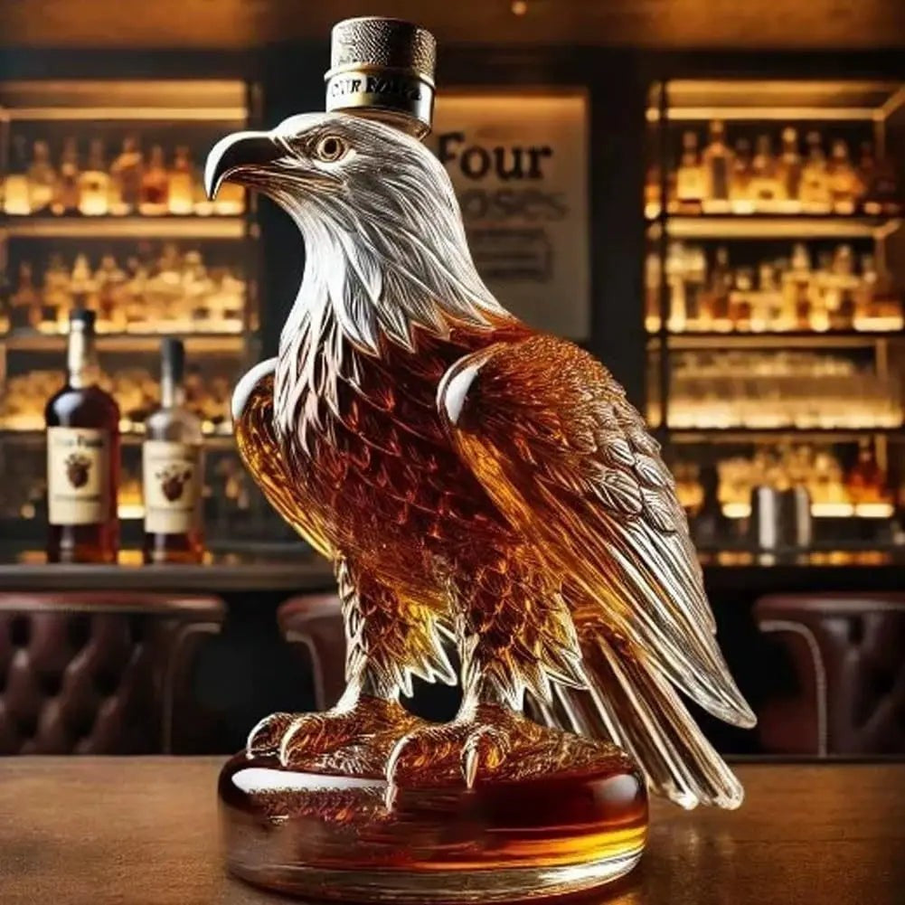 Whiskykaraffe in Adler-Form auf einem Holztisch in einer Bar