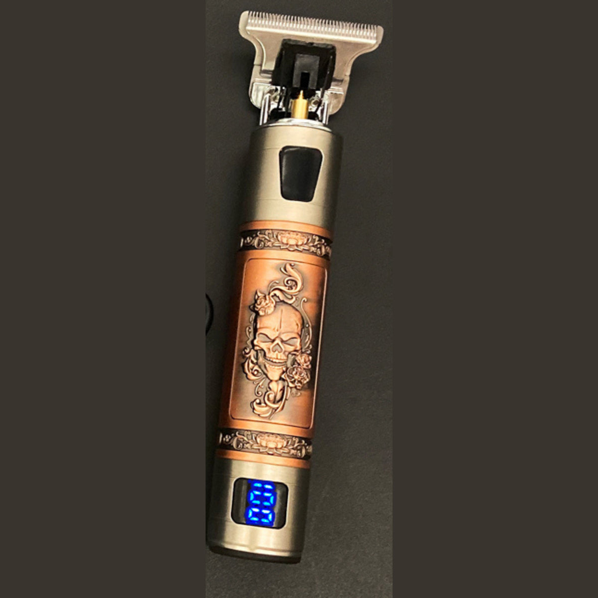 Drei goldene Vintage-Trimmer mit Aufsätzen und Ladekabel