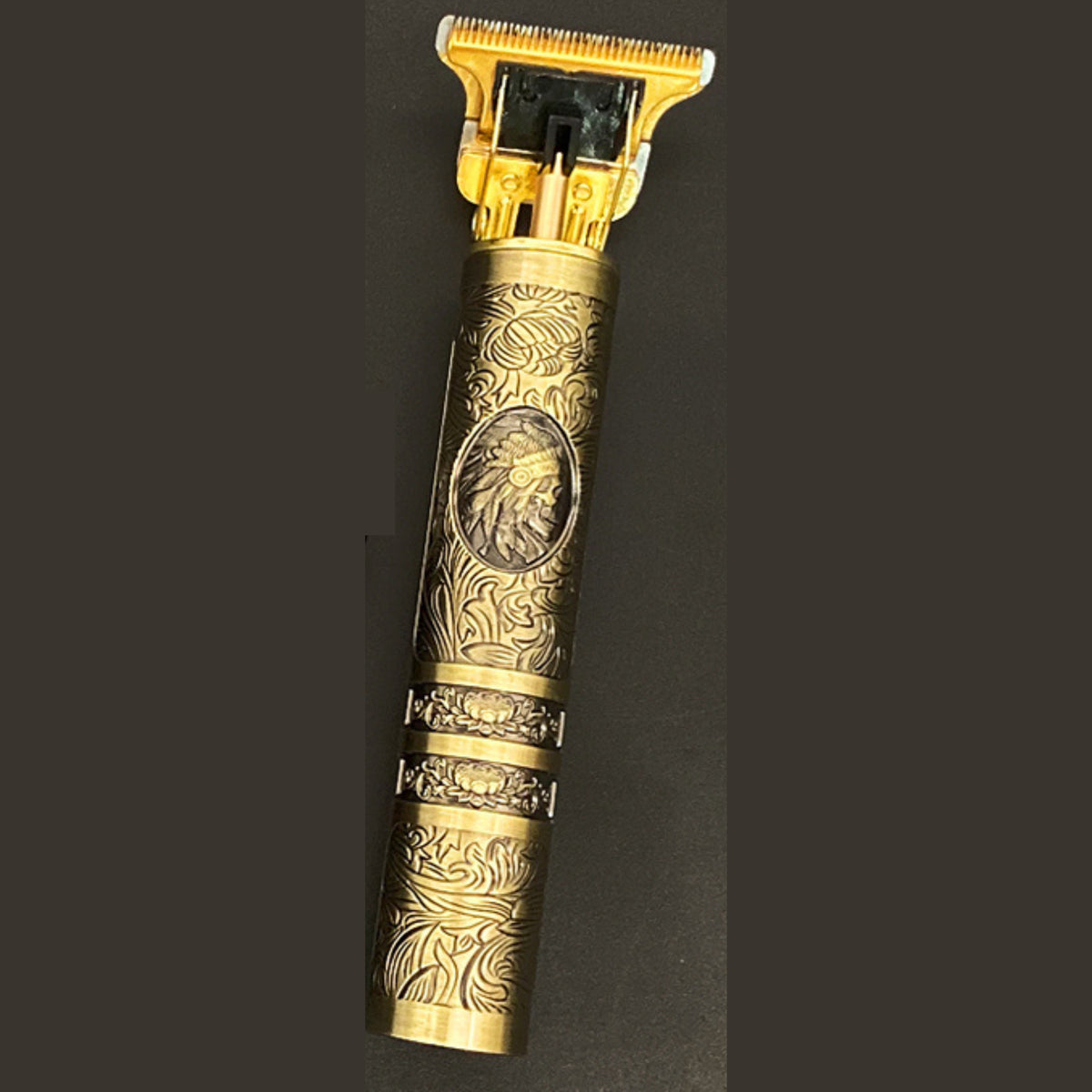 Wiederaufladbarer Haar- und Bartschneider im Vintage-Metallgehäuse mit T-Klinge und 4 Aufsätzen, Ansicht 7