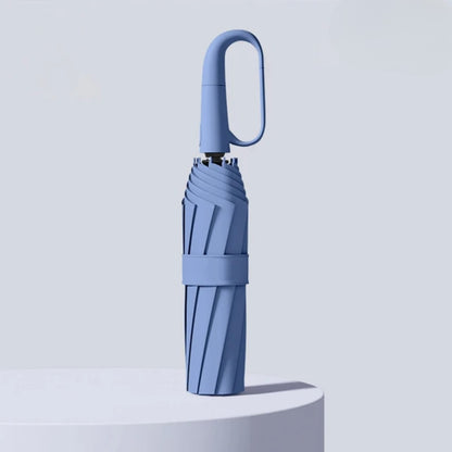 Windfester Taschenschirm aus Polyester mit reflektierendem Rand und Karabinergriff in Blau