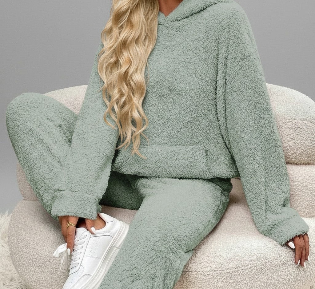 Zweiteiliger Damen-Hausanzug aus Teddystoff mit Kapuzenpullover, Kängurutasche und Hose in Grün